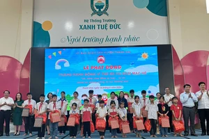 Trao quà cho các học sinh có hoàn cảnh khó khăn trên địa bàn huyện Thanh Oai (thành phố Hà Nội) tại Lễ phát động.