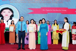 Lãnh đạo Công đoàn ngành y tế Hà Nội trao danh hiệu "Công nhân, Điều dưỡng, Kỹ thuật viên, Hộ sinh giỏi" ngành y tế Thủ đô năm 2024.