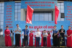 Lãnh đạo Sở Y tế, UBND huyện phát động và trao cờ cho đại diện Đoàn Thanh niên huyện Đông Anh.