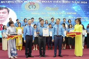 Lãnh đạo Công đoàn ngành Y tế Hà Nội trao thưởng cho các cán bộ công đoàn tiêu biểu năm 2024