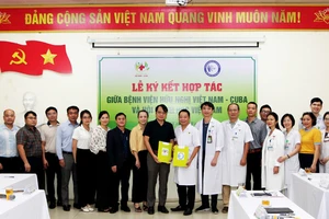 Các đại biểu hai đơn vị chụp ảnh lưu niệm tại lễ ký kết hợp tác.