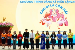 Lãnh đạo tỉnh Lai Châu, Hội Vận động hiến mô, bộ phận cơ thể người Việt Nam trao thẻ chứng nhận đăng ký hiến mô, bộ phận cơ thể người tại Lễ phát động.