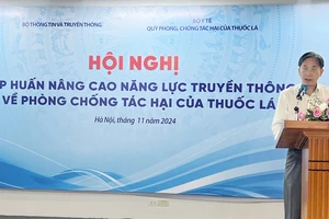 Lãnh đạo Bộ Thông tin và Truyền thông phát biểu tại hội nghị.