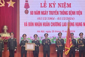 Thượng tướng Vũ Hải Sản, Thứ trưởng Quốc phòng thay mặt Đảng, Nhà nước trao tặng Huân chương Lao động hạng Nhì cho bệnh viện.