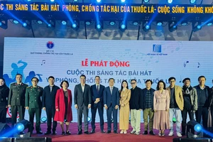 Các đại biểu chụp ảnh lưu niệm tại Lễ phát động Cuộc thi