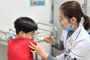 Cán bộ y tế tiêm chủng vaccine sởi cho trẻ trên địa bàn thành phố Hà Nội.