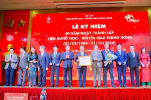 Lãnh đạo Viện Huyết học- Truyền máu Trung ương nhận Bằng khen của Bộ Trưởng Y tế trao tặng.