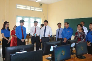 Bí thư Tỉnh uỷ Lê Quốc Phong và Bí thư Trung ương Đoàn Nguyễn Minh Triết tham quan phòng máy vi tính của trường.