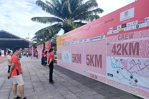  Nhiều người dân, vận động viên đến tham quan, tìm hiểu và đăng ký Giải Marathon Đất sen hồng Đồng Tháp 2022. (Ảnh: HỮU NGHĨA)