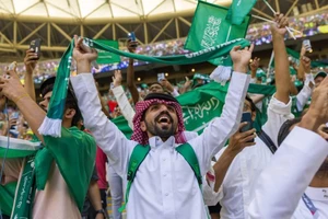 Niềm vui của người hâm mộ Saudi Arabia khi đội tuyển này thắng Argentina 2-1 . Ảnh: Reuters