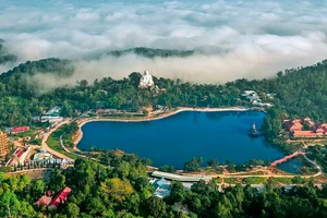 Toàn cảnh đỉnh Núi Cấm hùng vĩ, điểm đến du lịch tâm linh hành hương nổi tiếng ở An Giang