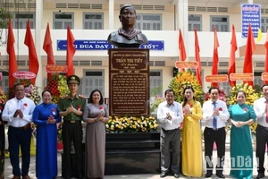 Lãnh đạo tỉnh Bến Tre cùng thân nhân gia đình tổ chức khánh thành tượng chân dung Anh hùng Lực lượng vũ trang nhân dân Trần Thị Tiết
