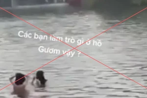 Hình ảnh hai cô gái "tắm tiên" ở hồ Gươm xuất hiện trên mạng xã hội chiều 16/5. (Ảnh internet)