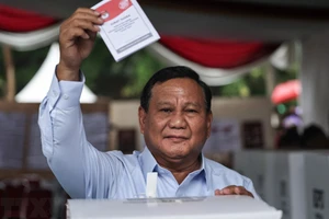 Ứng cử viên Tổng thống Indonesia Prabowo Subianto bỏ phiếu tại điểm bầu cử ở Bogor ngày 14/2/2024. (Ảnh: AFP/TTXVN)