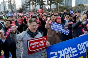 Các bác sĩ Hàn Quốc biểu tình trước phủ tổng thống ở Seoul hôm 25/2. Ảnh: Reuters