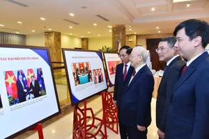 Tổng Bí thư Nguyễn Phú Trọng cùng các đại biểu tham quan triển lãm bên lề phiên khai mạc Hội nghị Ngoại giao lần thứ 32.