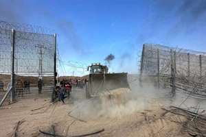 Người Palestine tràn vào phía Israel qua hàng rào ranh giới Israel-Gaza, sau khi các tay súng Hamas xâm nhập vào các khu vực phía nam Israel, ngày 7/10/2023. (Ảnh: Reuters)