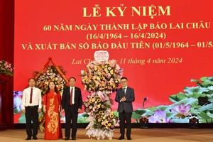 Đồng chí Lê Quốc Minh, Ủy viên Trung ương Đảng, Tổng Biên tập Báo Nhân Dân, Phó Trưởng Ban Tuyên giáo Trung ương, Chủ tịch Hội Nhà báo Việt Nam tặng hoa chúc mừng Báo Lai Châu.