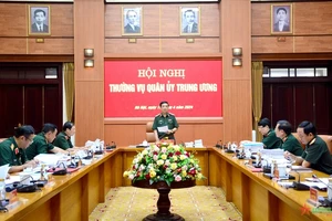Đại tướng Phan Văn Giang, Ủy viên Bộ Chính trị, Phó Bí thư Quân ủy Trung ương, Bộ trưởng Quốc phòng chủ trì Hội nghị Thường vụ Quân ủy Trung ương xem xét, cho ý kiến một số nhiệm vụ. Ảnh: Báo Quân đội nhân dân