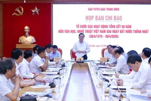 Cuộc họp Ban Chỉ đạo tổ chức các hoạt động tổng kết 50 năm nền văn học, nghệ thuật Việt Nam sau ngày đất nước thống nhất. Ảnh: TTXVN