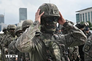 Binh sĩ Hàn Quốc và Mỹ tham gia cuộc tập trận chống khủng bố tại Seoul, Hàn Quốc. (Ảnh: AFP/TTXVN)