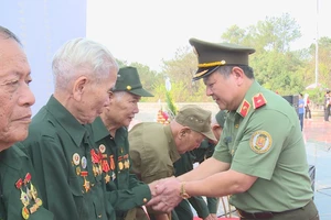 Đồng chí Thiếu tướng Phạm Đăng Khoa, Cục trưởng Cục Quản lý xuất nhập cảnh Bộ Công an tặng quà cho các Chiến sĩ Điện Biên
