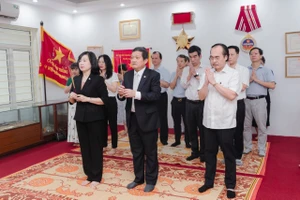 Trước buổi lễ, Bộ trưởng Y tế Đào Hồng Lan đã đến dâng hương tưởng niệm cố bác sĩ Phạm Ngọc Thạch tại Phòng truyền thống Bệnh viện Phổi Trung ương.