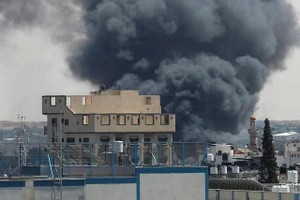 Khói bốc lên từ một địa điểm ở Rafah sau khi bị Israel tấn công ngày 7/5. Ảnh: Reuters