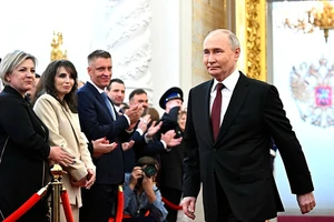 Tổng thống Putin tiến vào buổi lễ nhậm chức trong tiếng vỗ tay chào đón của các đại biểu. (Ảnh: KREMLIN.RU)