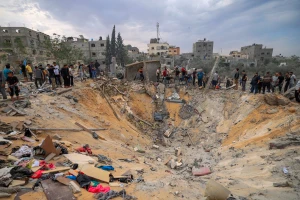 Hiện trường một cuộc oanh tạc của Israel xuống thành phố Khan Yunis, phía Nam Dải Gaza ngày 12/11/2023. (Ảnh: AFP/TTXVN)