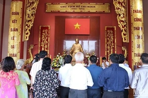 Kỷ niệm 134 năm Ngày sinh Chủ tịch Hồ Chí Minh tại Lào. Ảnh: TRỊNH DŨNG