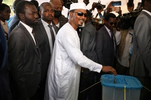 Ông Mahamat Idriss Deby bỏ phiếu ngày 6/5. (Ảnh: Reuters)