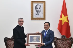 Phó Thủ tướng Trần Lưu Quang và Thứ trưởng Ngoại giao Tòa thánh Vatican, Đức ông Miroslaw Wachowski. Ảnh: VGP