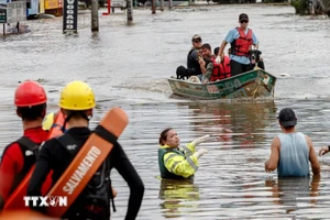 Lực lượng cứu hộ sơ tán người dân khỏi vùng ngập lụt tại Canoas, Rio Grande do Sul, Brazil, ngày 8/5/2024. (Ảnh: THX/TTXVN)