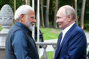 Thủ tướng Ấn Độ Narendra Modi (trái) và Tổng thống Nga Vladimir Putin tại cuộc gặp ở Moskva ngày 8/7. (Ảnh: ANI/TTXVN)