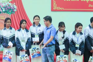 Các phần quà là những yêu thương gửi trao đến các em học sinh, hy vọng các em nỗ lực học tập cho năm học mới