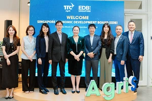 Chủ tịch Hội đồng Quản trị TTC AgriS - bà Đặng Huỳnh Ức My (giữa) đã có buổi gặp gỡ chiến lược với Ban Phát triển kinh tế Singapore (EDB) gồm ông Pee Beng Kong - Phó Chủ tịch điều hành (thứ 4 từ trái qua), ông Herman Loh - Phó Chủ tịch cấp cao kiêm Giám đốc khu vực Đông Nam Á và châu Đại Dương; Trung Đông, Nam Á và châu Phi (thứ 4 từ phải qua) và nhân sự cấp cao của 2 bên