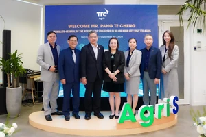 Chủ tịch TTC AgriS bà Đặng Huỳnh Ức My (thứ 4 từ trái qua) cùng Tổng Lãnh sự Cộng hòa Singapore ông Pang Te Cheng (thứ 3 từ trái qua) và các nhân sự cấp cao của TTC AgriS tại buổi gặp gỡ ngày 30/9/2024, trao đổi việc tăng cường hợp tác trong lĩnh vực nông nghiệp bền vững