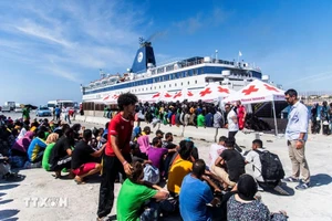 Người di cư tại đảo Lampedusa, Italia. (Ảnh: AFP/TTXVN)