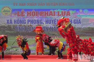 Các đội văn nghệ quần chúng ở huyện Bình Gia (Lạng Sơn), tham gia tiết mục múa sư tử, chào mừng lễ hội Phài Lừa.