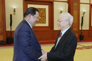 Tổng Bí thư Nguyễn Phú Trọng đón Chủ tịch Đảng Nhân dân Campuchia, Thủ tướng Chính phủ Vương quốc Campuchia Hun Sen, ngày 18/2/2023 tại Hà Nội. (Ảnh TTXVN)