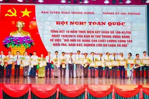 Trao Bằng khen của Ban Tuyên giáo Trung ương tặng các cá nhân có thành tích xuất sắc trong công tác điều tra, nắm bắt, nghiên cứu dư luận xã hội.