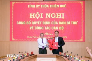 Phó Trưởng ban Thường trực Ban Tổ chức Trung ương Hoàng Đăng Quang công bố và trao Quyết định số 1513-QĐNS/TW ngày 27/8/2024 của Ban Bí thư cho ông Phạm Đức Tiến. (Ảnh: TTXVN)