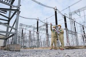 Công nhân Trạm biến áp 500 kV Đông Anh kiểm tra vận hành. Ảnh: TTXVN