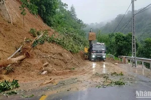 Sạt lở đất trên tuyến Quốc lộ 3B từ thành phố Bắc Kạn đi Chợ Đồn. (Ảnh: TUẤN SƠN).