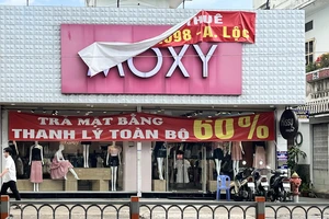 Một số cửa hàng thời trang trên đường Nguyễn Trãi (quận 5) chỉ mới hoạt động vài tháng đã phải treo biển sang nhượng cửa hàng. 