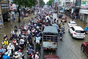 Tuyến đường Trần Hưng Đạo, nội ô thành phố Cần Thơ ngập nặng.