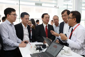 Các đại biểu thăm Trung tâm Điện tử và Vi mạch bán dẫn (ESC).