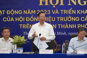 Chủ tịch Ủy ban nhân dân Thành phố Hồ Chí Minh Phan Văn Mãi phát biểu tại hội nghị.