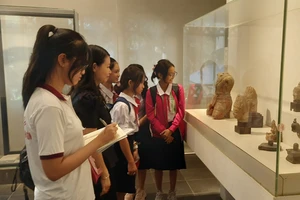 Học sinh Thành phố Hồ Chí Minh tham quan Bảo tàng Lịch sử Thành phố Hồ Chí Minh.